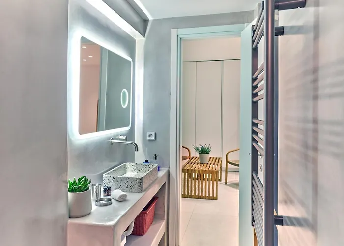 فيلة Helia With Swimming Pool *